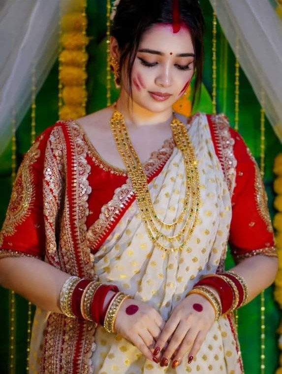Elegant Off-White & Red Khadi Handcrafted Designer Saree with Traditional Gold Motifs – Festive & Bridal Wear