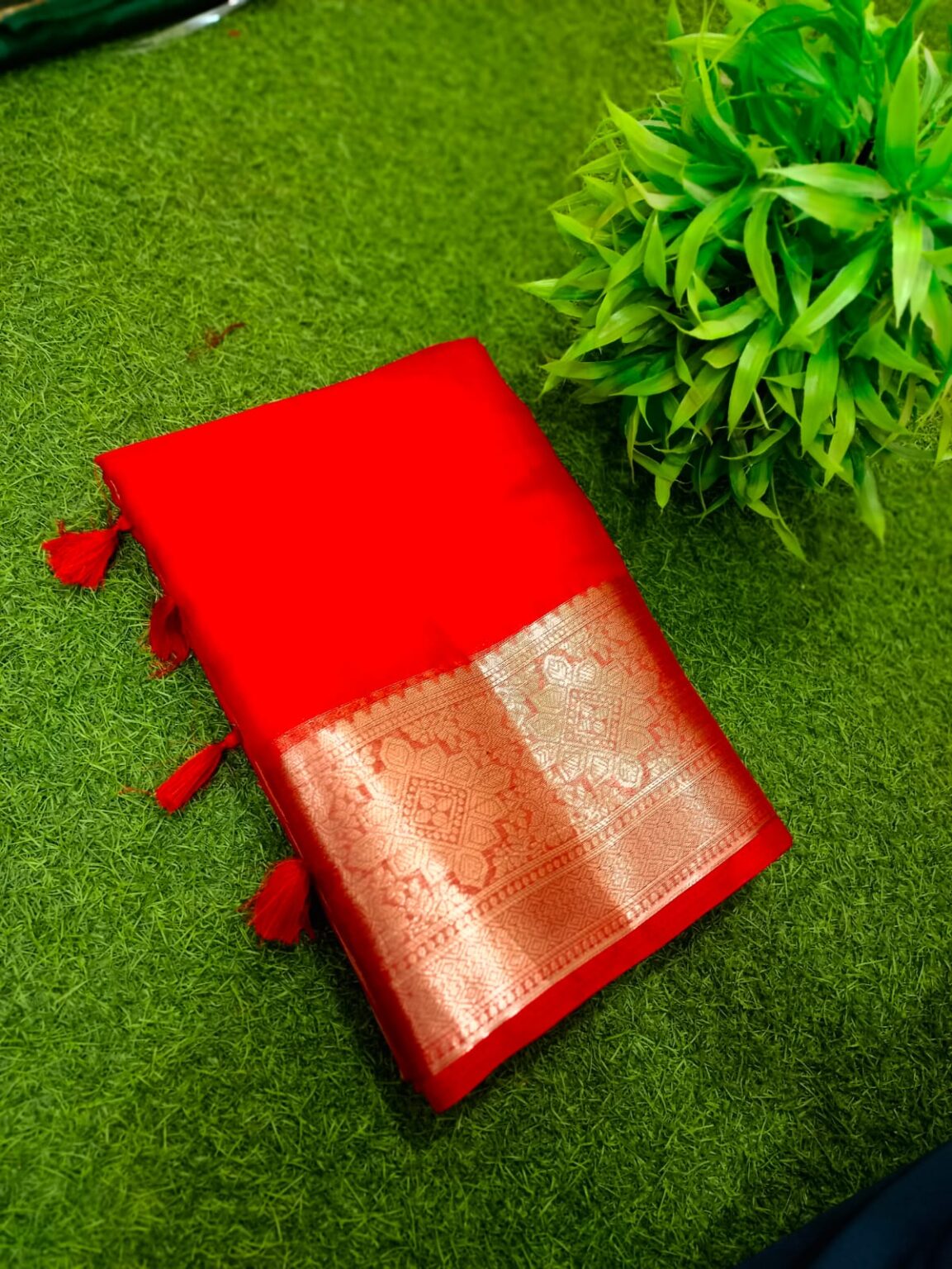 Handcrafted Red Maslin Organza Saree with Golden Zari Border & Matching Blouse Piece – Timeless Free Size Drape